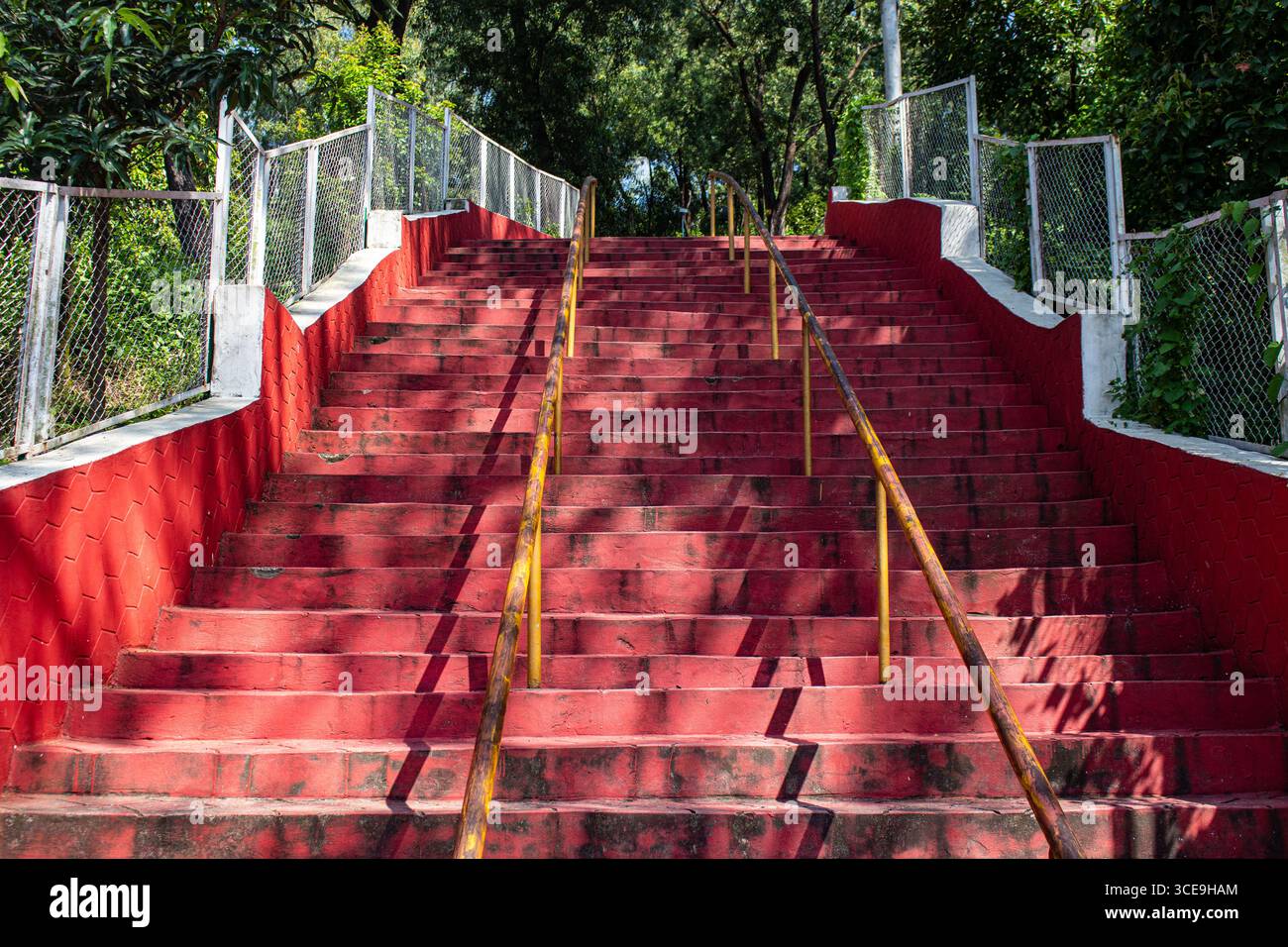 Escalier rouge vibrant dans les collines luxuriantes du Bangladesh Banque D'Images