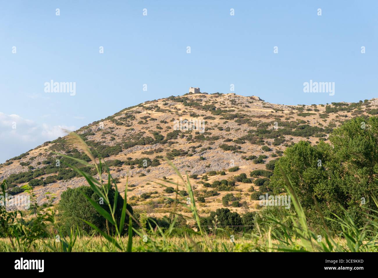 Vue d'une colline sèche couronnée des restes d'une tour de guet en pierre, près des anciennes fortifications de Philippi Banque D'Images
