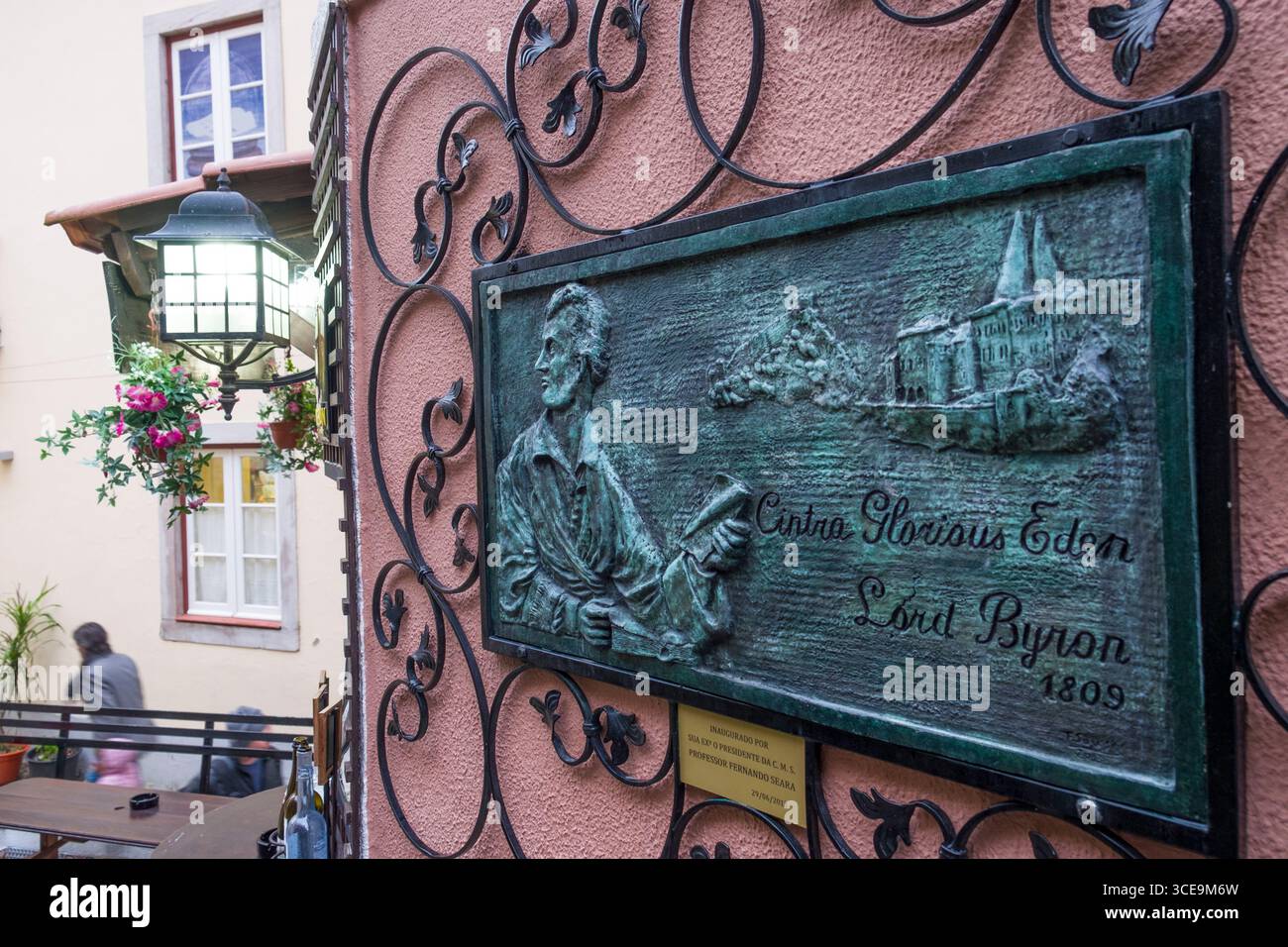 Citation « Cintra Glorious Eden » de Lord Byron 1809 gravée sur un panneau en métal orné sur un mur de bâtiment à Sintra, Lisbonne, Portugal Banque D'Images