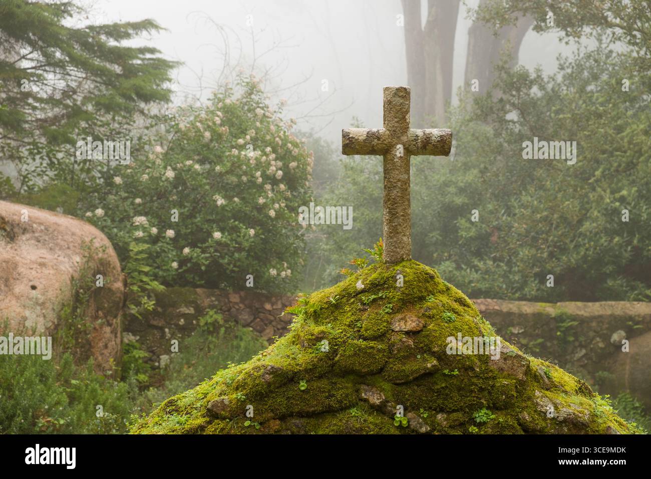 Christian croix de pierre à couvent des Capuchos, Serra da Sintra, le Parc Naturel de Sintra-Cascais, Lisbonne, Portugal Banque D'Images