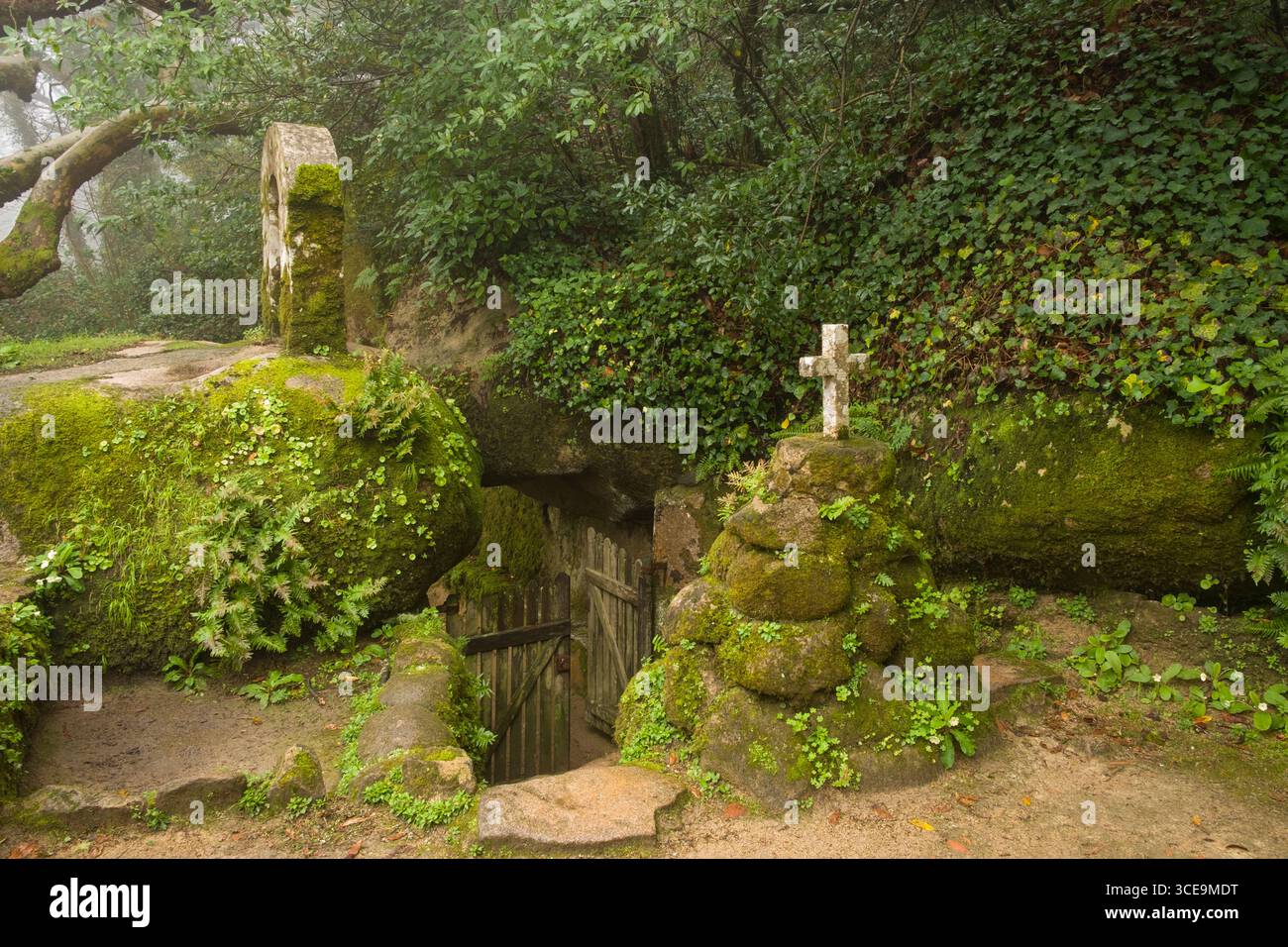 Christian croix de pierre à couvent des Capuchos, Serra da Sintra, le Parc Naturel de Sintra-Cascais, Lisbonne, Portugal Banque D'Images