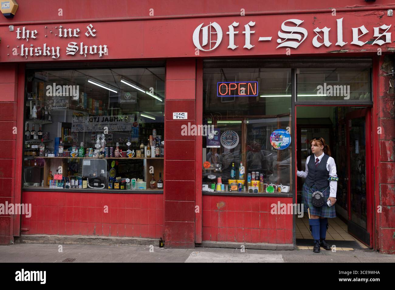 Glasgow, Royaume-Uni, 16 août 2025. Les membres de la pipe band quittent un magasin d'alcool hors-vente, dans le district de Trongate, à Glasgow, en Écosse, le 16 août 2025. Banque D'Images