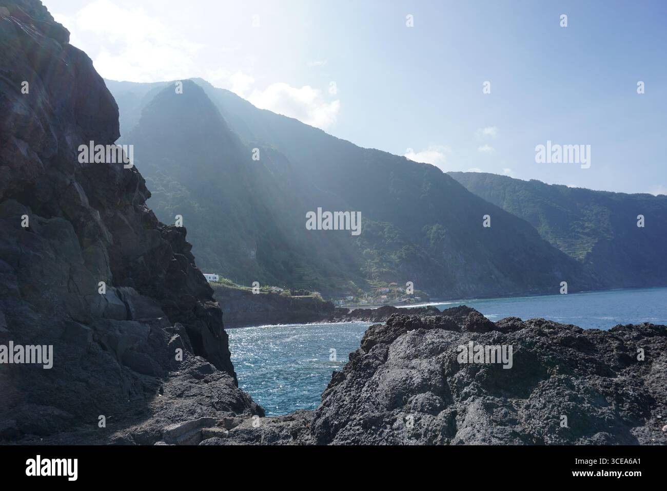 Montagne de Madère à vue sur la mer, reflet du soleil, Portugal Banque D'Images