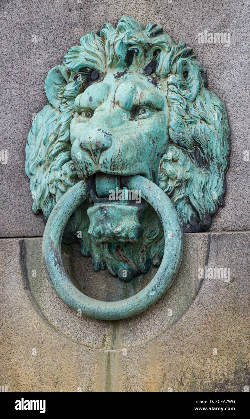 Lions en bronze masque tête avec anneaux d'amarrage Thames Embankment, City of Westminster, London, England, United Kingdom Banque D'Images