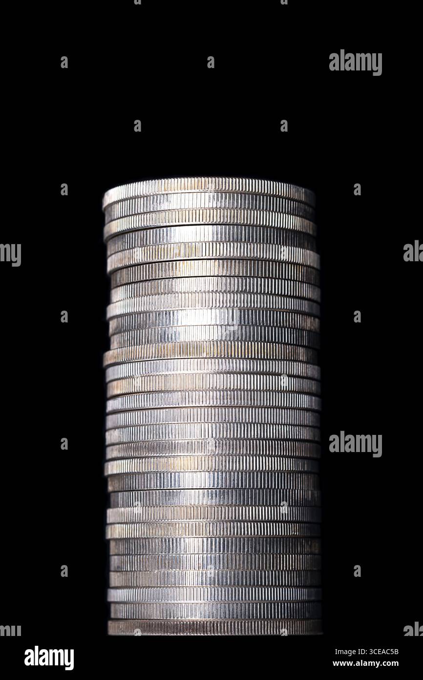 Pile de pièces d'argent avec bords arrondis. Vingt-huit pièces de lingots d'argent circulent, chacune d'une once troy d'argent pur à 99,9 %. Banque D'Images