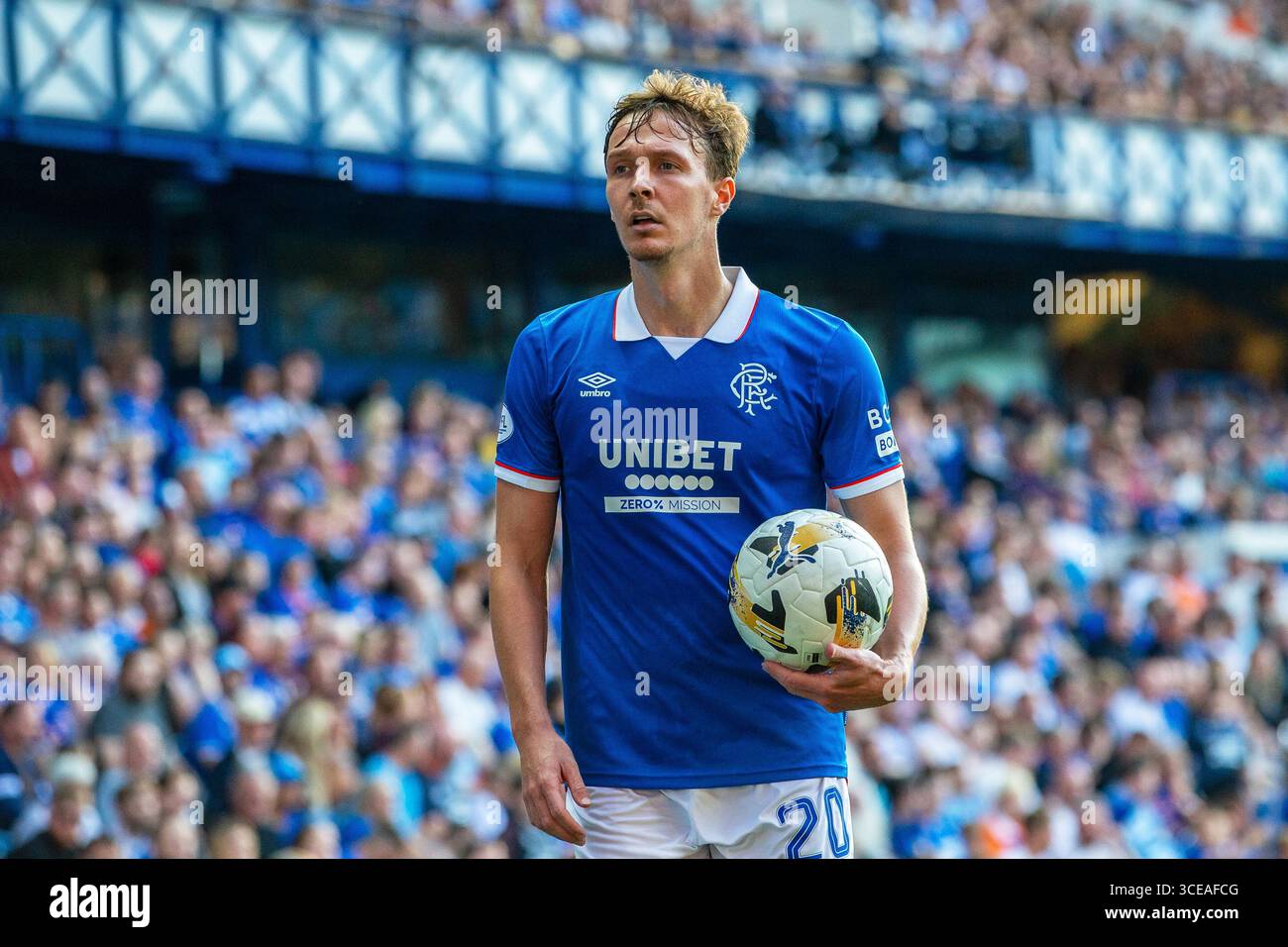 Glasgow, Royaume-Uni. 16 août 2025. Les Rangers ont joué à l'Alloa Athletic à l'Ibrox Stadium, Glasgow, en premier Sports Cup. Le score final était Rangers 4 - 2 Alloa Athletic. Kieran Dowell (R20) avec le ballon. Crédit : Findlay/Alamy Live News Banque D'Images