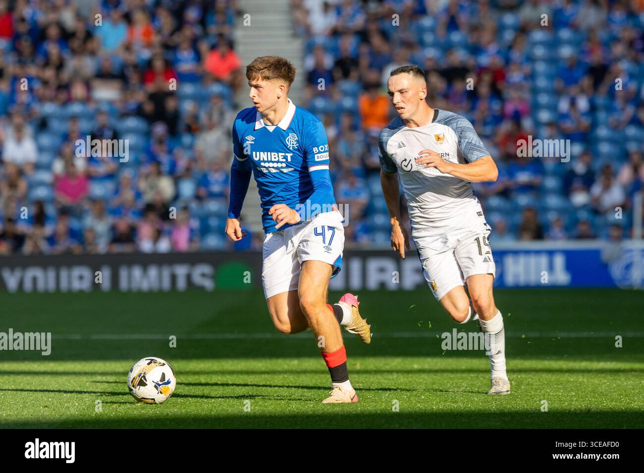 Glasgow, Royaume-Uni. 16 août 2025. Les Rangers ont joué à l'Alloa Athletic à l'Ibrox Stadium, Glasgow, en premier Sports Cup. Le score final était Rangers 4 - 2 Alloa Athletic. Mikey Moore (R47) surpasse David McKay (A15) crédit : Findlay/Alamy Live News Banque D'Images