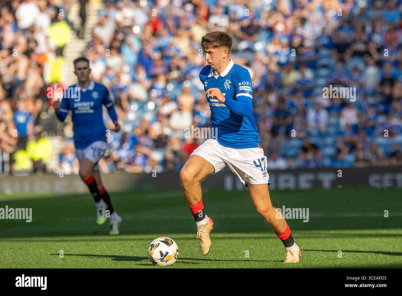 Glasgow, Royaume-Uni. 16 août 2025. Les Rangers ont joué à l'Alloa Athletic à l'Ibrox Stadium, Glasgow, en premier Sports Cup. Le score final était Rangers 4 - 2 Alloa Athletic. Mikey Moore (R47) court avec le ballon. Crédit : Findlay/Alamy Live News Banque D'Images
