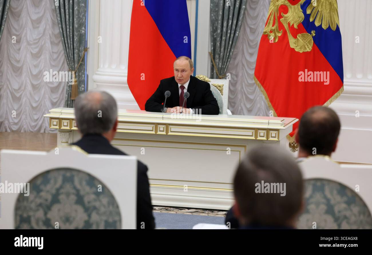 Moscou, Russie. 16 août 2025. Le président russe Vladimir Poutine, au centre, préside un briefing post-Sommet au Kremlin, le 16 août 2025 à Moscou, en Russie. Poutine a réussi à ne pas transiger sur l’Ukraine, considérée comme une victoire lors du sommet américano-russe en Alaska. Crédit : Vyacheslav Prokofyev/Kremlin Pool/Alamy Live News Banque D'Images