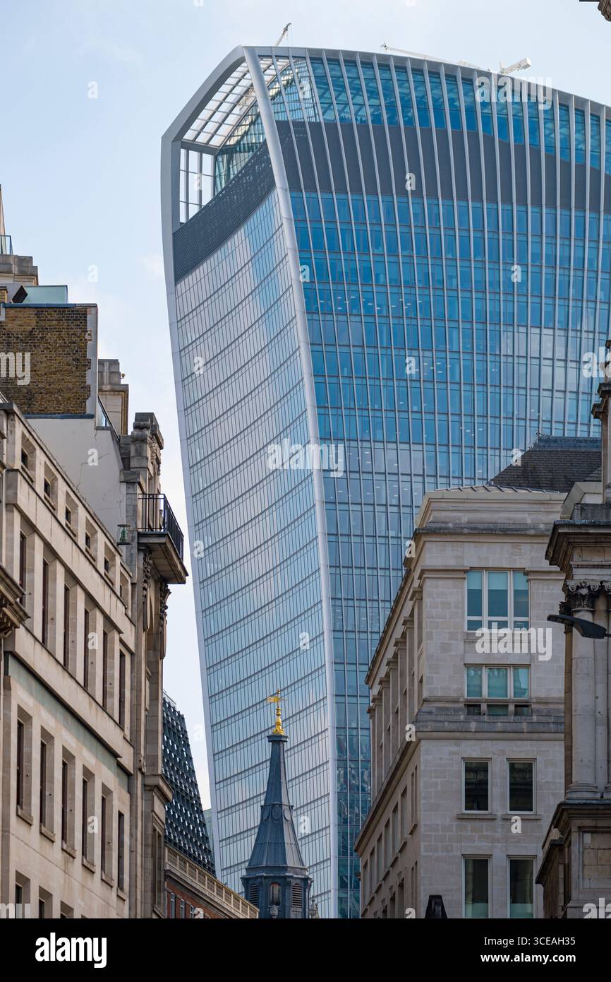 Gratte-ciel commerciaux à 20 Fenchurch Street connu localement comme le talkie-walkie à cause de sa forme caractéristique, City of London, Londres, Angleterre, Uni Banque D'Images