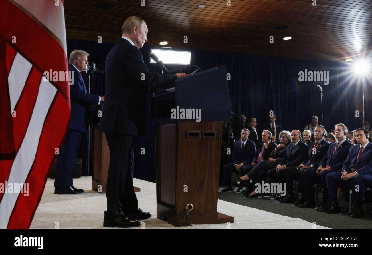 Anchorage, États-Unis. 15 août 2025. Le président russe Vladimir Poutine, à droite, et le président américain Donald Trump, sont partis, lors d’une conférence de presse conjointe à la suite de leur réunion au sommet à la base conjointe Elmendorf-Richardson, le 15 août 2025 à Anchorage, Alaska, États-Unis. Crédit : Gavriil Grigorov/Kremlin Pool/Alamy Live News Banque D'Images