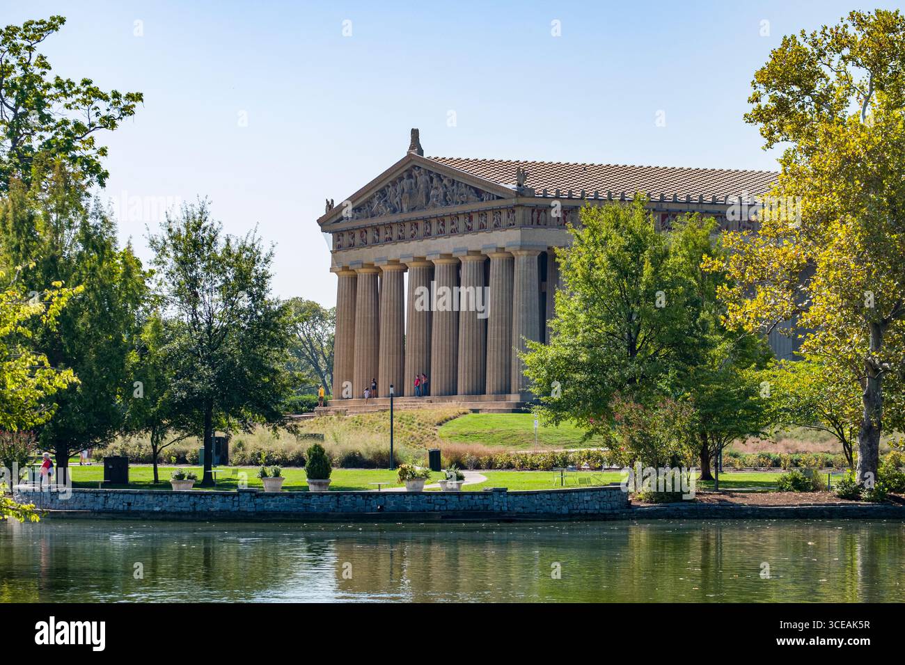Lac Watauga en premier plan d'une réplique du Parthénon au parc Centennial, Nashville, Davidson County, California, USA Banque D'Images