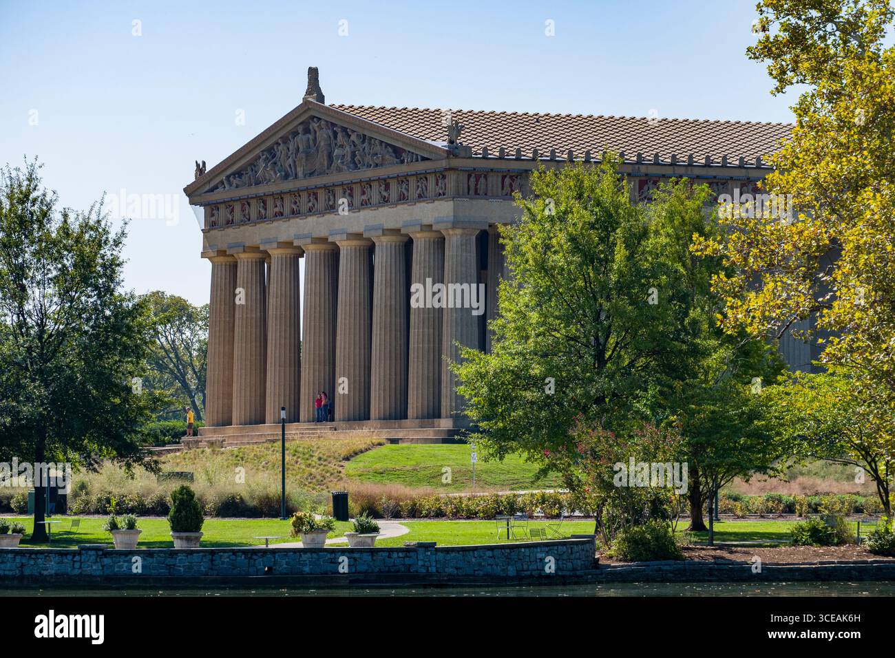 Lac Watauga en premier plan d'une réplique du Parthénon au parc Centennial, Nashville, Davidson County, California, USA Banque D'Images