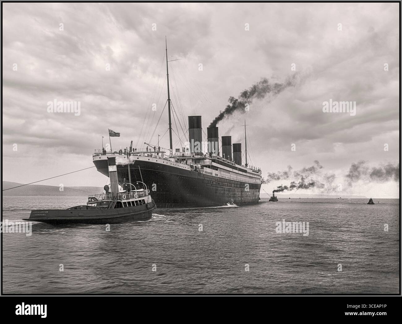 TITANIC 1912 RMS TITANIC VINTAGE POIGNANT HISTORIQUE VOILE somber évocateur lever de soleil image de RMS Titanic les essais en mer de voile qui ont commencé à 6 HEURES le mardi 2 avril 1912, À peine deux jours après la fin de son installation et huit jours avant qu'elle ne quitte Southampton pour son fatidique voyage tragique de jeune fille. Cette photographie évocatrice a été soigneusement restaurée afin de préserver son impact et sa qualité d'origine. Banque D'Images