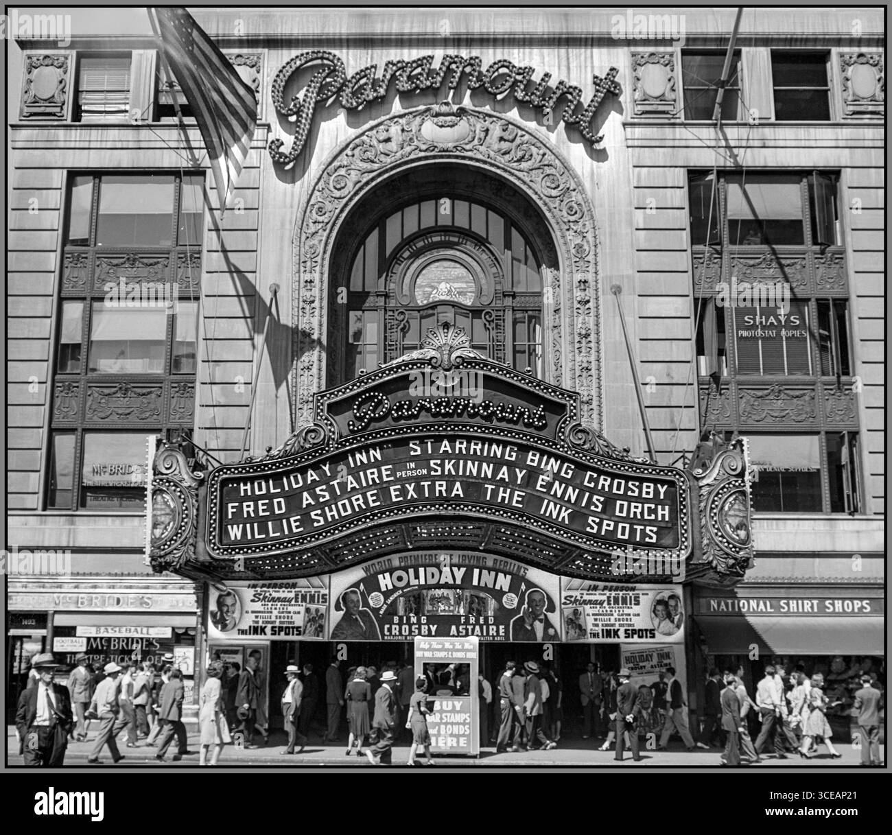 HOLIDAY INN New York, Paramount Theatre à Times Square, montrant le stand de vente d'obligations de la seconde Guerre mondiale devant. Image affiche la promotion pour la première mondiale du film Holiday Inn, qui a eu lieu le 4 août 1942 ; pendant la seconde Guerre mondiale Banque D'Images