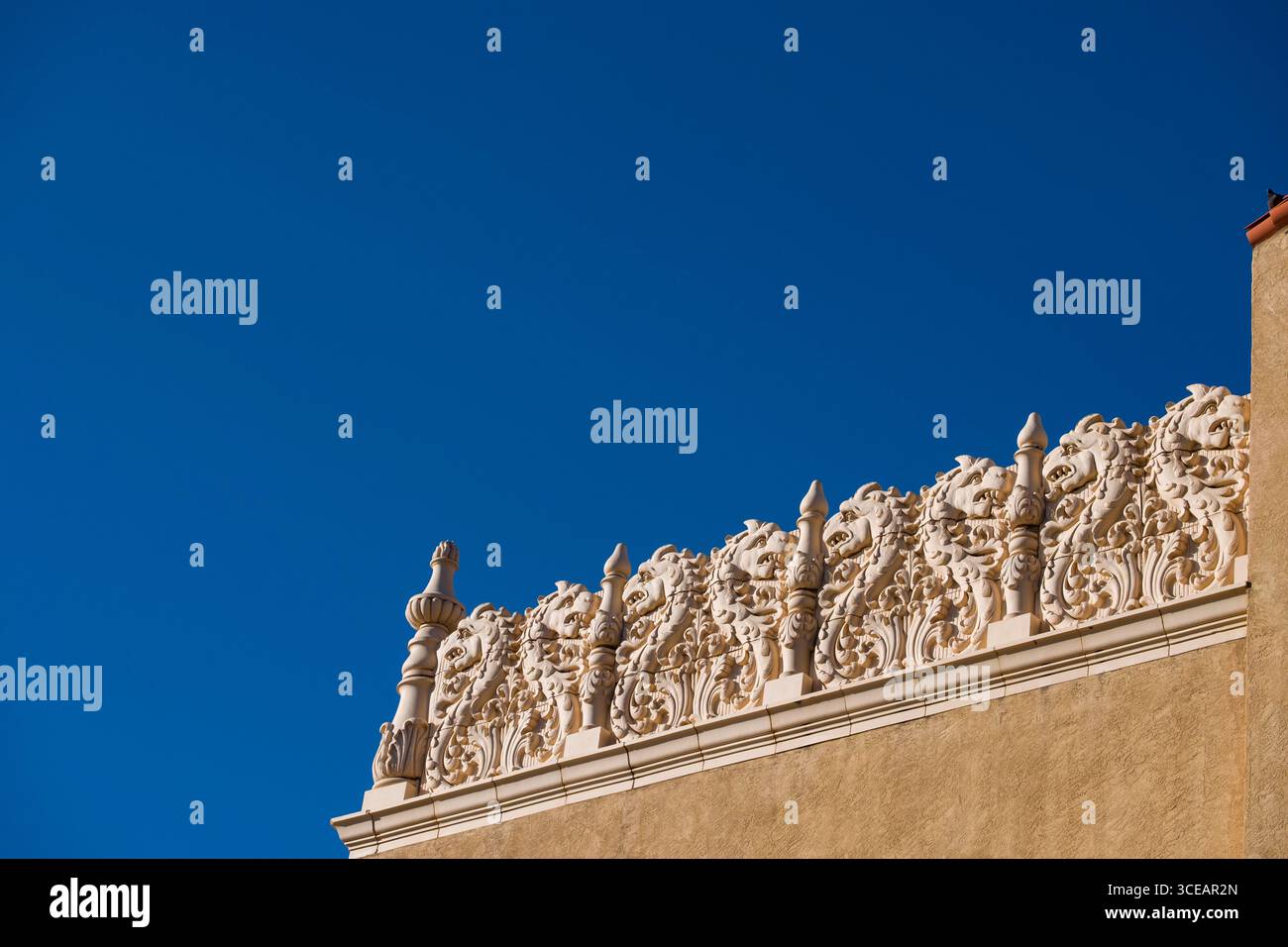 Façade du Lensic Performing Arts Center dans le style architectural de la Renaissance espagnole pseudo-mauresque, Santa Fe, comté de Santa Fe, Nouveau-Mexique, États-Unis Banque D'Images
