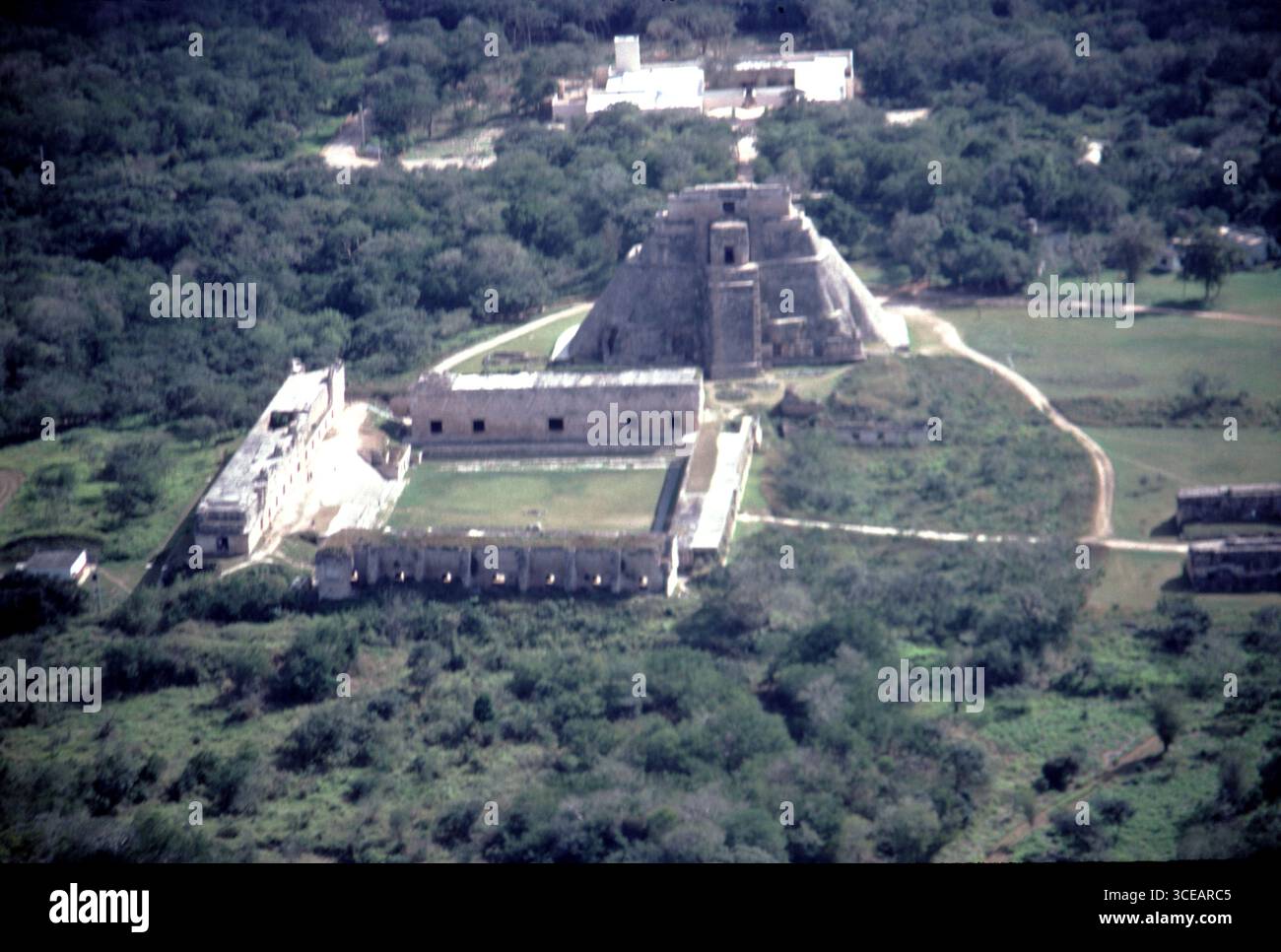 Uxmal Yucatan Mexique.12/27/1985.Ruines d'Uxmal.Occupation a estimé la population à environ 15 000 000 personnes au pic d’Uxmal.Uxmal: Capitale d'une Maya classique tardive vers 850-925 AD.La plupart des bâtiments ont cessé par 1100 AD.Les chroniques mayas suggèrent que Uxmal a été fondé vers 500 A.D. par et dirigé par la famille Hun Uitzil Chac Tutul Xiu. Banque D'Images