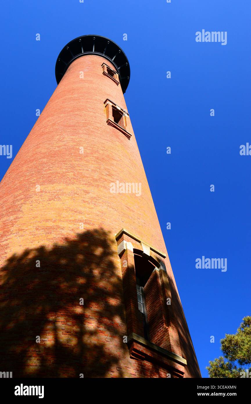 Le phare de Currituck en briques rouges se dresse au-dessus des Outer Banks de Caroline du Nord Banque D'Images