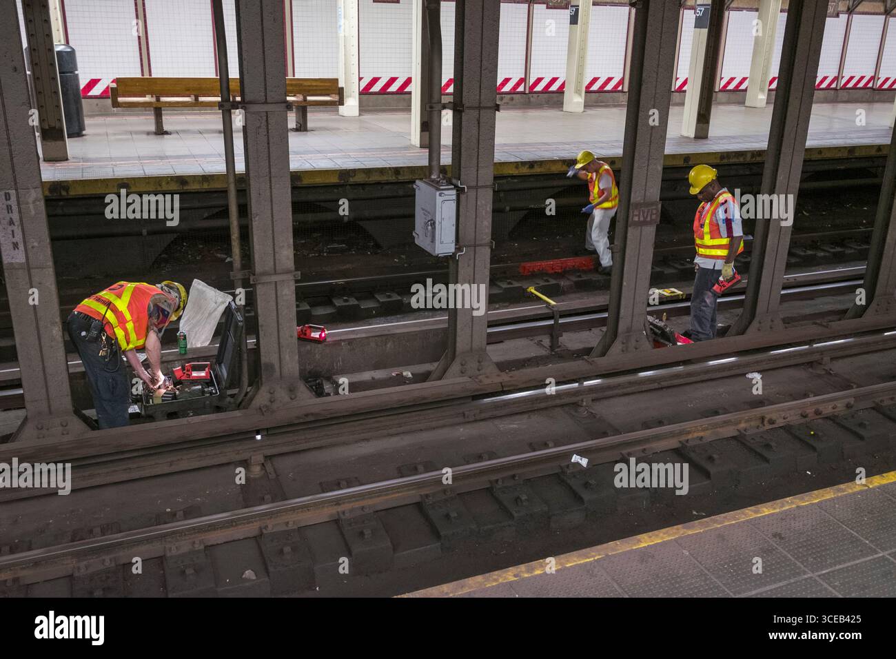 Les hommes travaillant dans les systèmes de rails électriques 57 Street Subway Station, New York, NY, USA Banque D'Images