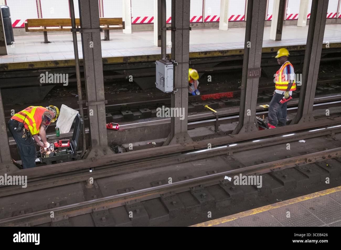 Les hommes travaillant dans les systèmes de rails électriques 57 Street Subway Station, New York, NY, USA Banque D'Images