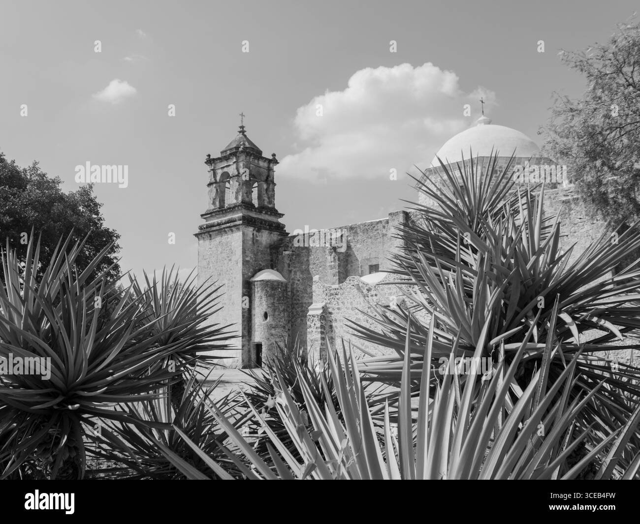 Photographie en noir et blanc de Mission San José, une mission coloniale espagnole fondée en 1720, située à San Antonio, Texas, États-Unis. Banque D'Images