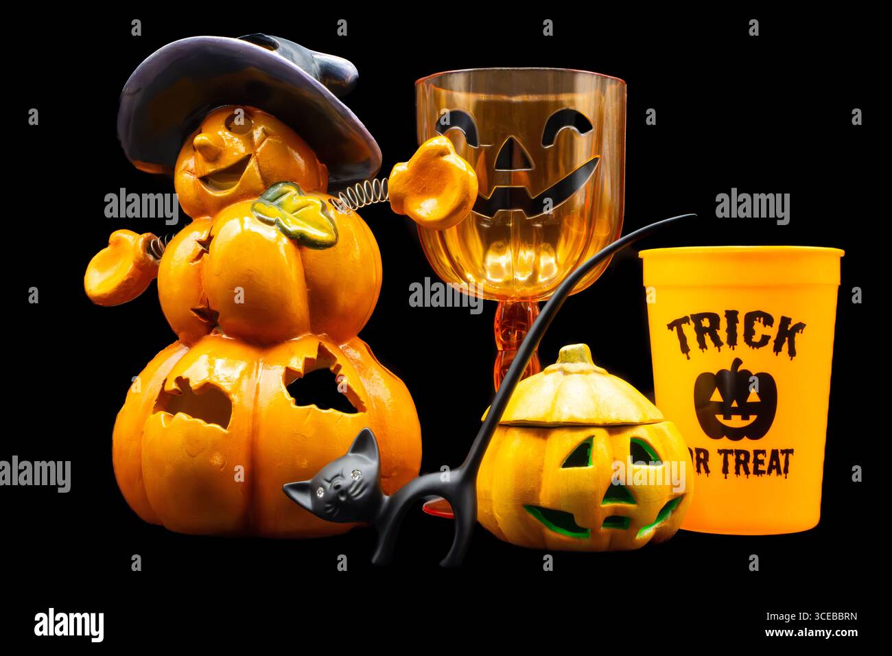 Bougeoir en céramique en forme de citrouille d'halloween. Bougie allumée dans une lanterne Jack O. Banque D'Images