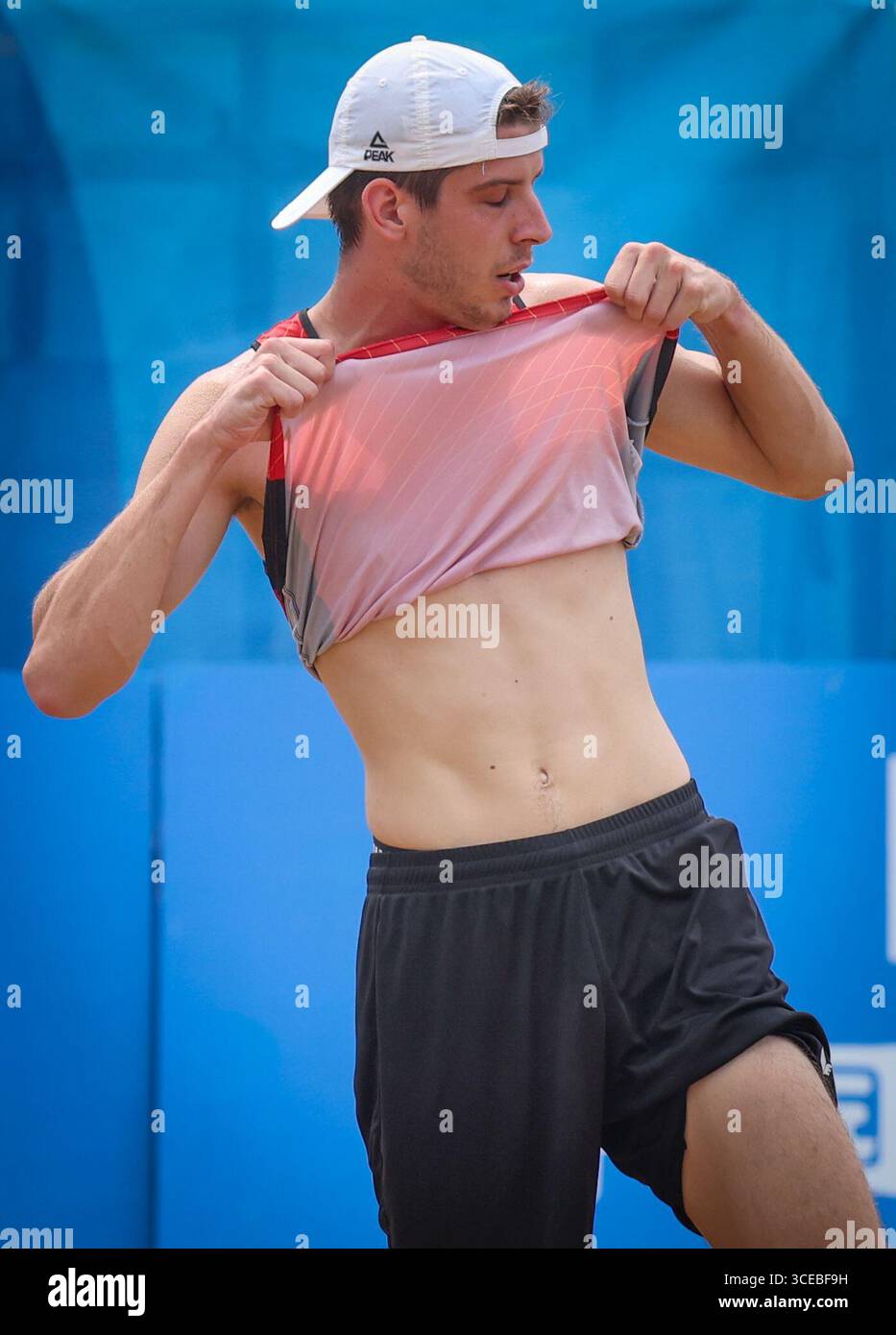 Chenghdu, Chine. 17 août 2025. Cedric Schoumacker du scorpions belge semble abattu après la demi-finale du korbal de plage aux Jeux mondiaux de 2025, à Chenghdu, en Chine, le dimanche 17 août 2025. Cette année, les Jeux mondiaux se déroulent du 7 au 17 août. BELGA PHOTO VIRGINIE LEFOUR crédit : Belga News Agency/Alamy Live News Banque D'Images