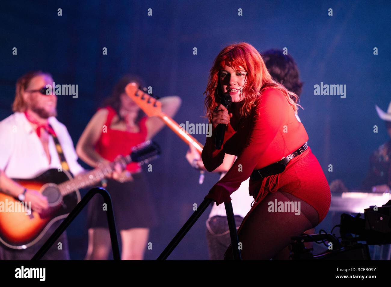 CMAT, CONCERT, 2025 : la chanteuse irlandaise CMAT – Ciara Mary-Alice Thompson – joue sur la Mountain Stage.Brecon, pays de Galles, Royaume-Uni, 16 août 2025. Le Green Man Festival 2025. Photographie : Rob Watkins/Alamy Live News. INFO : CMAT (Ciara Mary-Alice Thompson) est une chanteuse-compositrice irlandaise mêlant country, pop et lyrisme spirituel. Connue pour son flair théâtral et son humour aigu, ses albums If My Wife New I Would Be Dead et Crazymad explorent pour moi l’amour, la gloire et la conscience de soi. Banque D'Images