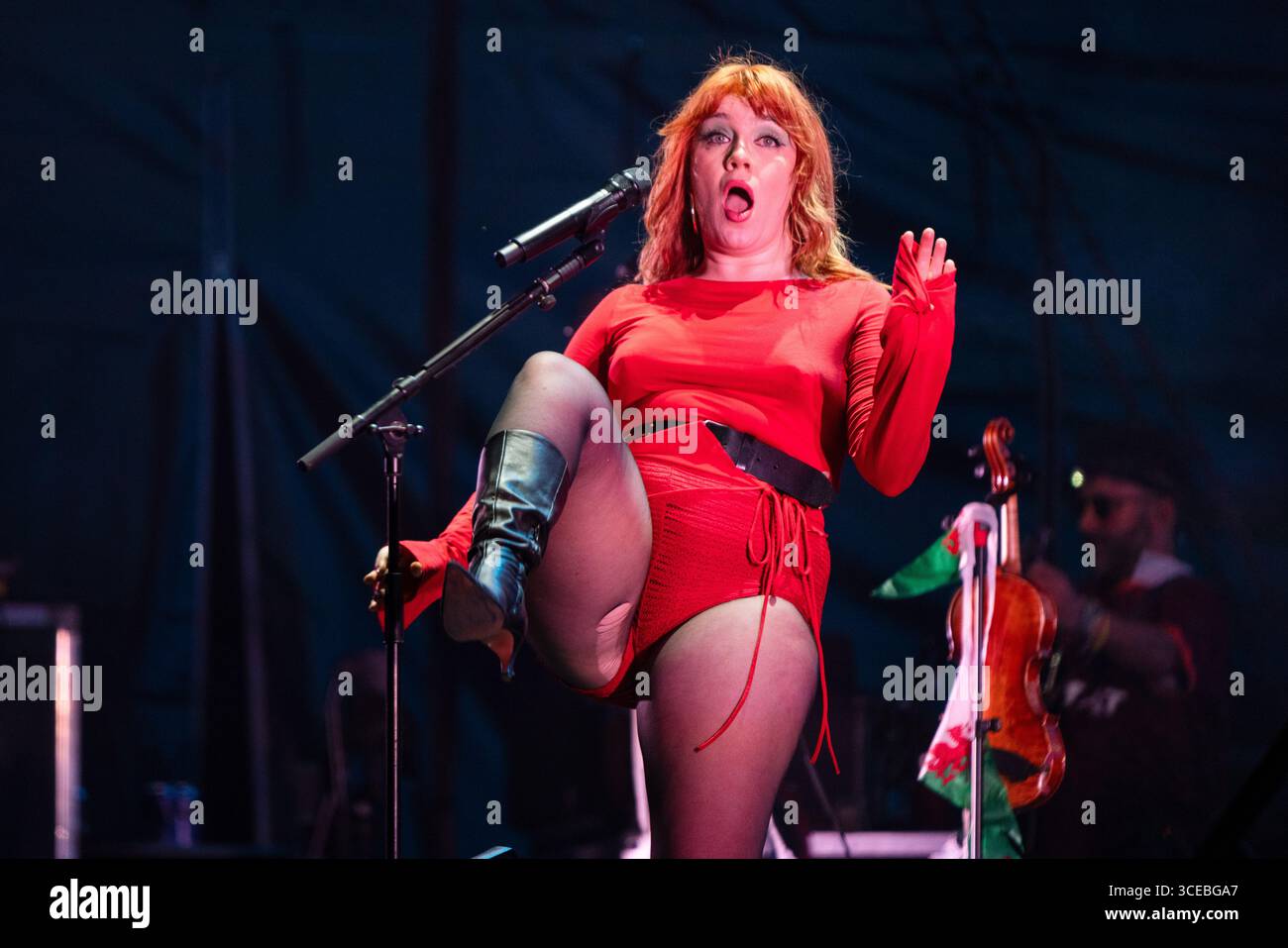 CMAT, CONCERT, 2025 : la chanteuse irlandaise CMAT – Ciara Mary-Alice Thompson – joue sur la Mountain Stage.Brecon, pays de Galles, Royaume-Uni, 16 août 2025. Le Green Man Festival 2025. Photographie : Rob Watkins/Alamy Live News. INFO : CMAT (Ciara Mary-Alice Thompson) est une chanteuse-compositrice irlandaise mêlant country, pop et lyrisme spirituel. Connue pour son flair théâtral et son humour aigu, ses albums If My Wife New I Would Be Dead et Crazymad explorent pour moi l’amour, la gloire et la conscience de soi. Banque D'Images