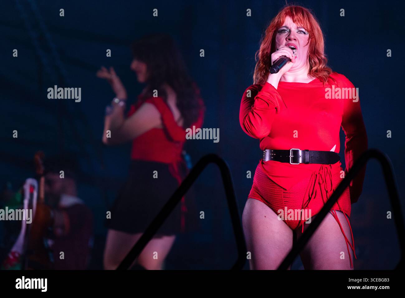 CMAT, CONCERT, 2025 : la chanteuse irlandaise CMAT – Ciara Mary-Alice Thompson – joue sur la Mountain Stage.Brecon, pays de Galles, Royaume-Uni, 16 août 2025. Le Green Man Festival 2025. Photographie : Rob Watkins/Alamy Live News. INFO : CMAT (Ciara Mary-Alice Thompson) est une chanteuse-compositrice irlandaise mêlant country, pop et lyrisme spirituel. Connue pour son flair théâtral et son humour aigu, ses albums If My Wife New I Would Be Dead et Crazymad explorent pour moi l’amour, la gloire et la conscience de soi. Banque D'Images