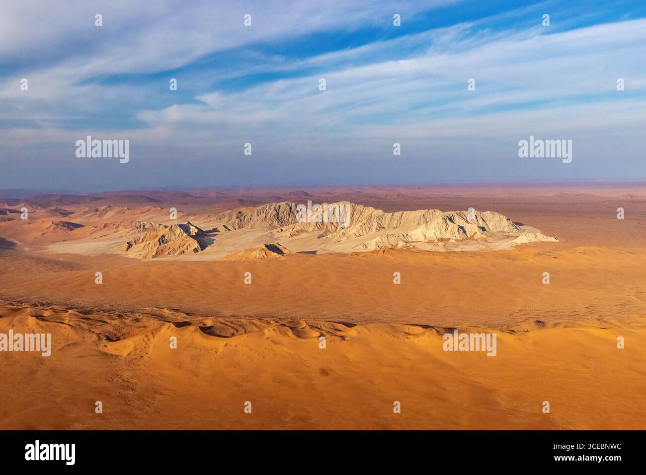 Vue aérienne d'anciennes dunes de sable dans le parc national Namib-Naukluft, Namibie, Afrique Banque D'Images