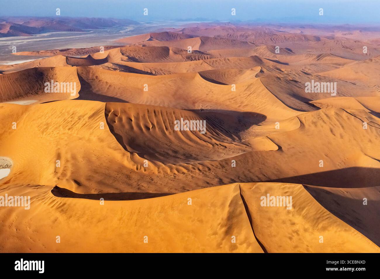Vue aérienne d'anciennes dunes de sable dans le parc national Namib-Naukluft, Namibie, Afrique Banque D'Images