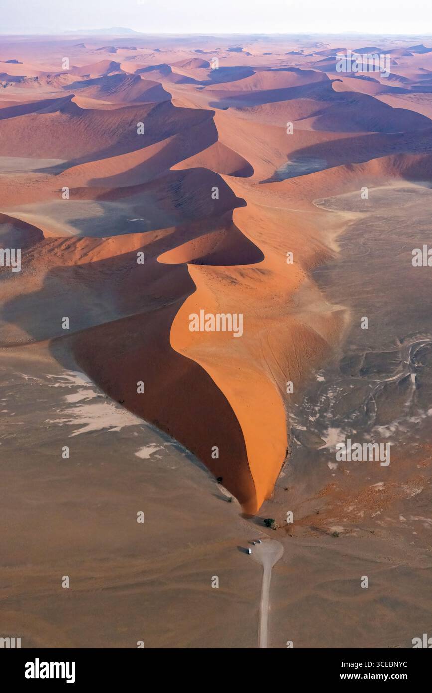 Vue aérienne d'anciennes dunes de sable dans le parc national Namib-Naukluft, Namibie, Afrique Banque D'Images