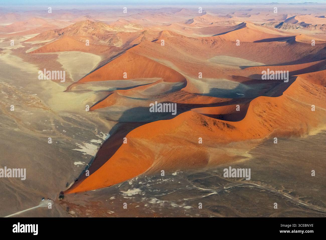 Vue aérienne d'anciennes dunes de sable dans le parc national Namib-Naukluft, Namibie, Afrique Banque D'Images