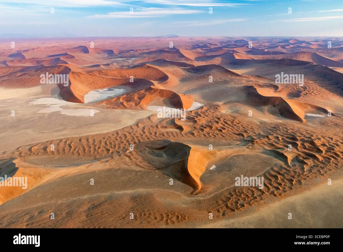 Vue aérienne d'anciennes dunes de sable dans le parc national Namib-Naukluft, Namibie, Afrique Banque D'Images