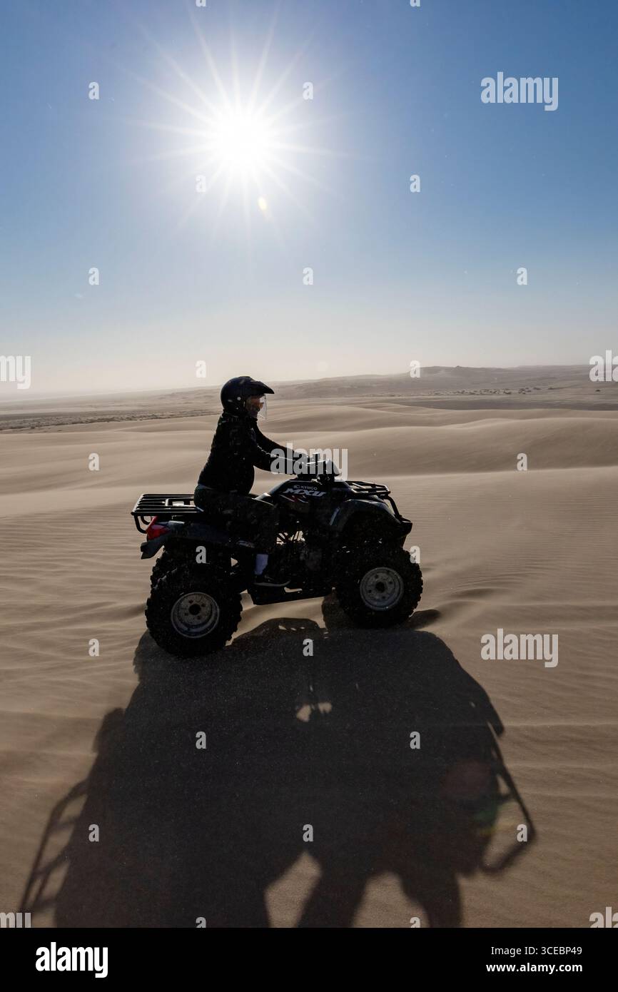 Quad dans les dunes de sable à Shipwreck Lodge - Skeleton Coast National Park, Namibie, Afrique Banque D'Images Quad dans les dunes de sable à Shipwreck Lodge - Skeleton Coast National Park, Namibie, Afrique Banque D'Images