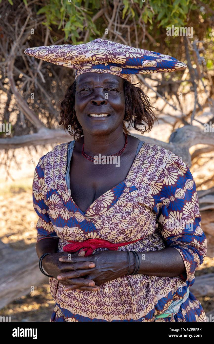 Portrait de femme Herero souriante en robe traditionnelle - région de Kunene, Namibie, Afrique Banque D'Images