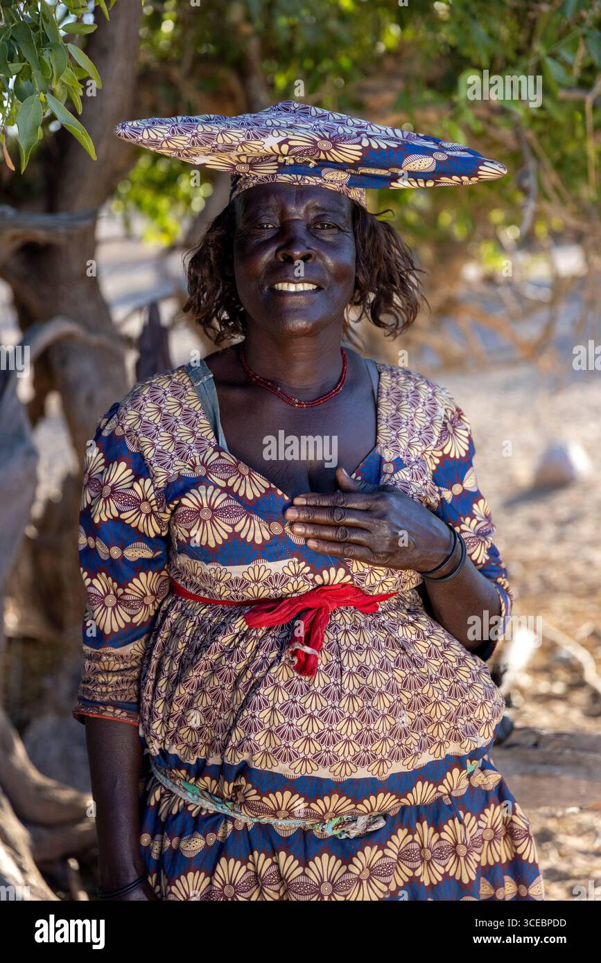 Portrait de femme Herero souriante en robe traditionnelle - région de Kunene, Namibie, Afrique Banque D'Images