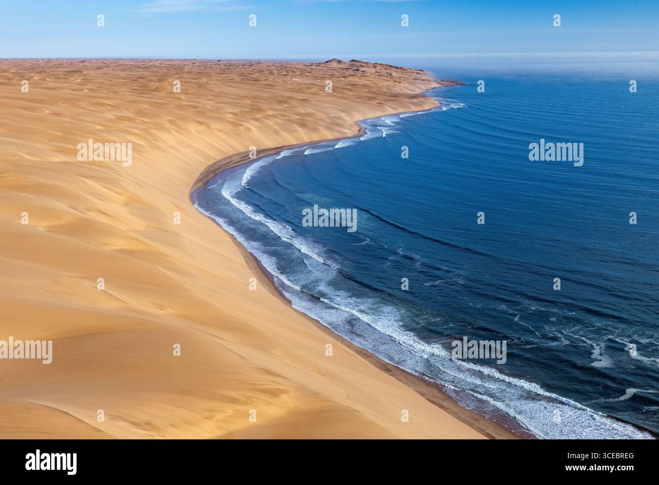 Vue aérienne spectaculaire de la côte du squelette de Namibie - désert de Namib, parc national de Namib-Naukluft, Namibie, Afrique Banque D'Images