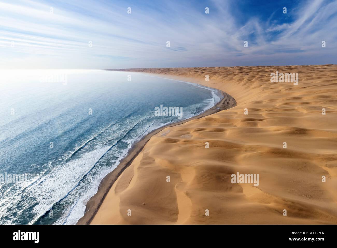 Vue aérienne spectaculaire de la côte du squelette de Namibie - désert de Namib, parc national de Namib-Naukluft, Namibie, Afrique Banque D'Images