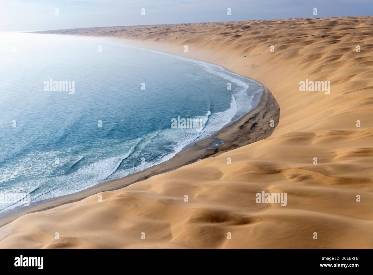 Vue aérienne spectaculaire de la côte du squelette de Namibie - désert de Namib, parc national de Namib-Naukluft, Namibie, Afrique Banque D'Images