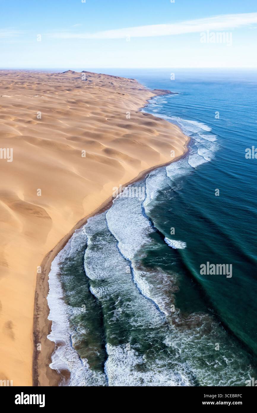 Vue aérienne spectaculaire de la côte du squelette de Namibie - désert de Namib, parc national de Namib-Naukluft, Namibie, Afrique Banque D'Images
