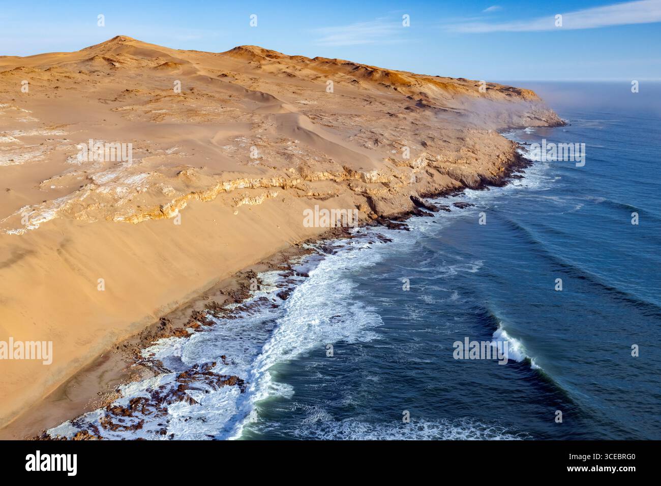 Vue aérienne spectaculaire de la côte du squelette de Namibie - désert de Namib, parc national de Namib-Naukluft, Namibie, Afrique Banque D'Images