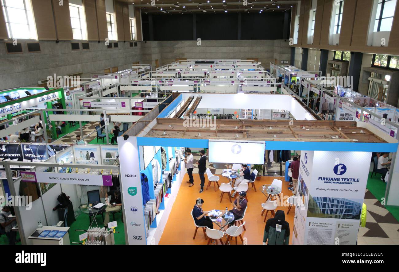 Dhaka, Bangladesh. 15 août 2025. Les gens visitent le 11ème salon Bangladesh des fils, tissus et accessoires 2025 à Dhaka, Bangladesh, 15 août 2025. L'événement, avec la participation de plus de 100 entreprises étrangères ainsi que des exposants locaux, se tient à Dhaka du 14 au 18 août. Il présente les dernières collections de fils, tissus et accessoires vestimentaires pour le secteur du prêt-à-porter (RMG) du pays. Crédit : Habibur Rahman/Xinhua/Alamy Live News Banque D'Images