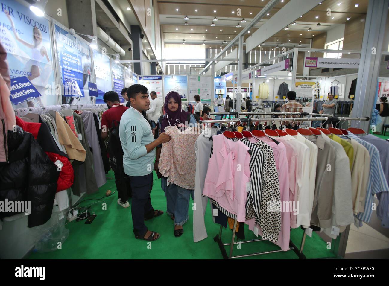 Dhaka, Bangladesh. 15 août 2025. Les gens visitent le 11ème salon Bangladesh des fils, tissus et accessoires 2025 à Dhaka, Bangladesh, 15 août 2025. L'événement, avec la participation de plus de 100 entreprises étrangères ainsi que des exposants locaux, se tient à Dhaka du 14 au 18 août. Il présente les dernières collections de fils, tissus et accessoires vestimentaires pour le secteur du prêt-à-porter (RMG) du pays. Crédit : Habibur Rahman/Xinhua/Alamy Live News Banque D'Images