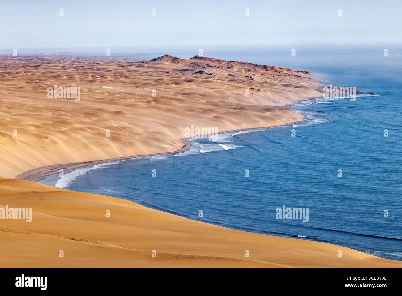 Vue aérienne spectaculaire de la côte du squelette de Namibie - désert de Namib, parc national de Namib-Naukluft, Namibie, Afrique Banque D'Images