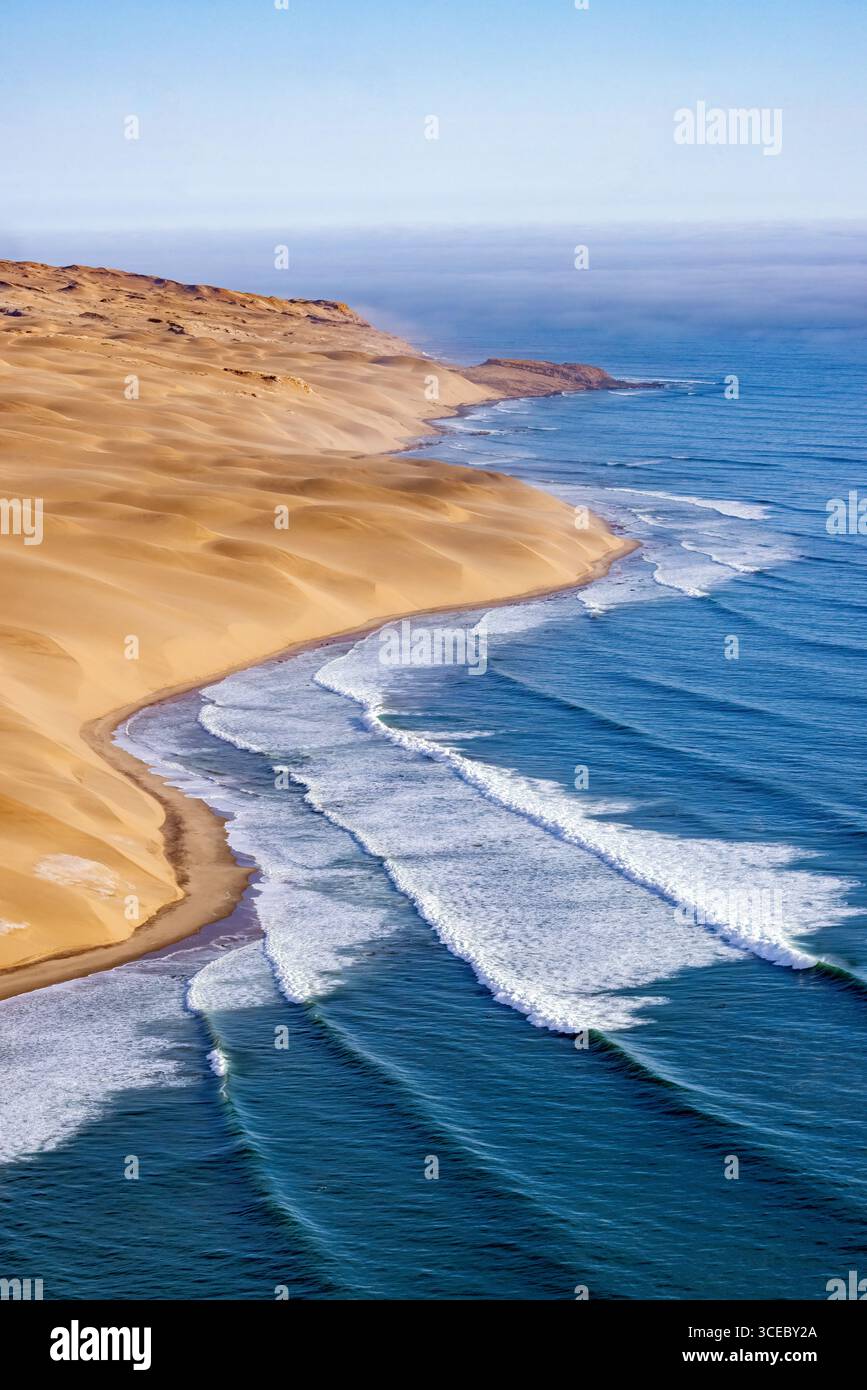 Vue aérienne spectaculaire de la côte du squelette de Namibie - désert de Namib, parc national de Namib-Naukluft, Namibie, Afrique Banque D'Images