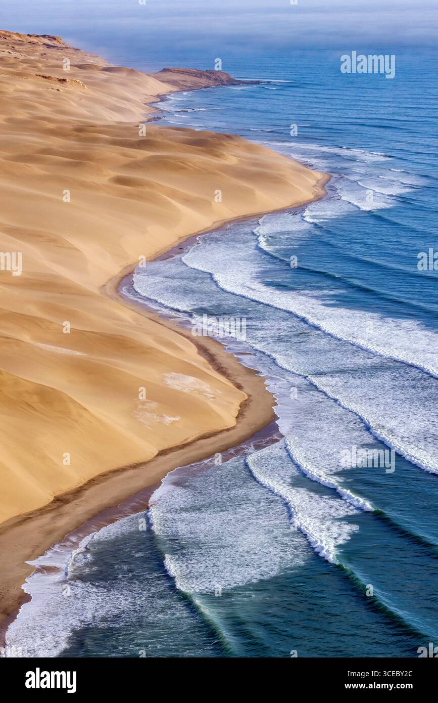 Vue aérienne spectaculaire de la côte du squelette de Namibie - désert de Namib, parc national de Namib-Naukluft, Namibie, Afrique Banque D'Images