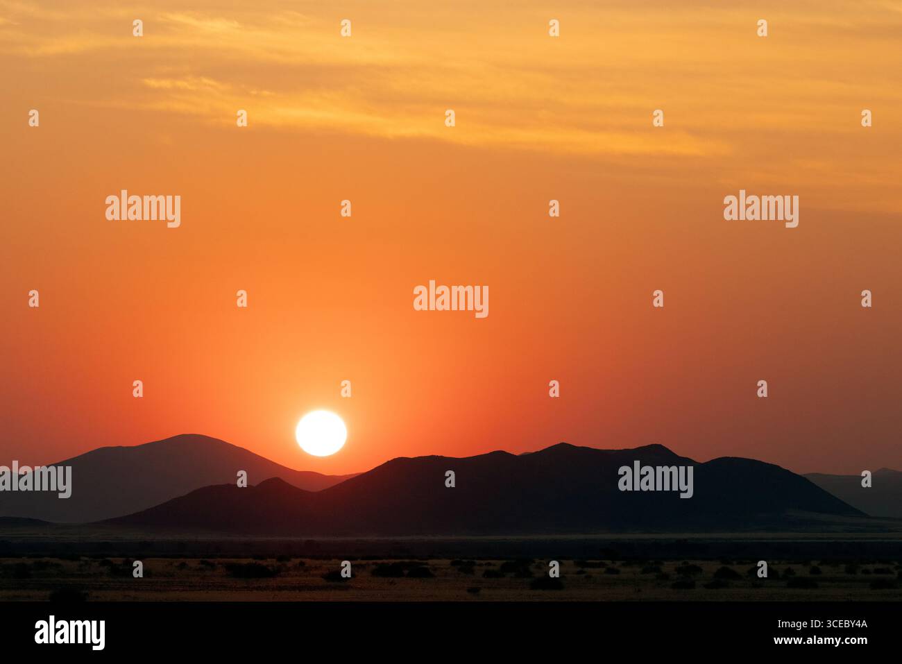Coucher de soleil vibrant dans le parc national Namib-Naukluft, Namibie, Afrique Banque D'Images