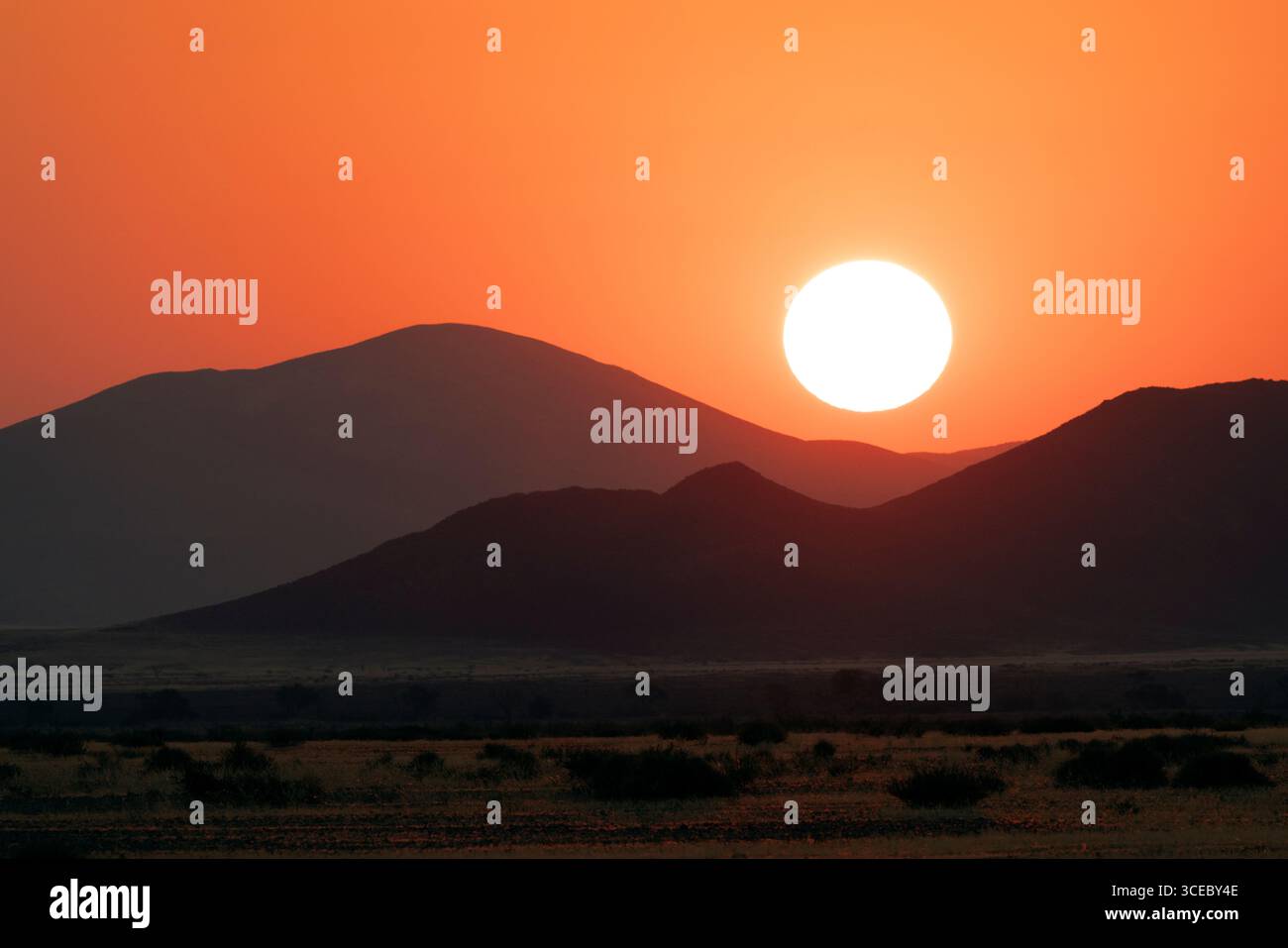 Coucher de soleil vibrant dans le parc national Namib-Naukluft, Namibie, Afrique Banque D'Images